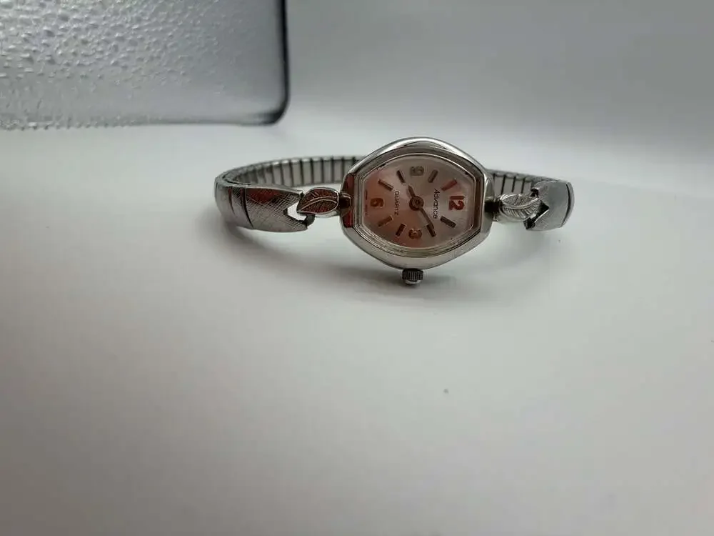 Advance Vintage Silver Tone Women's Quartz Wristwatch with Leaf Detail Stretch B